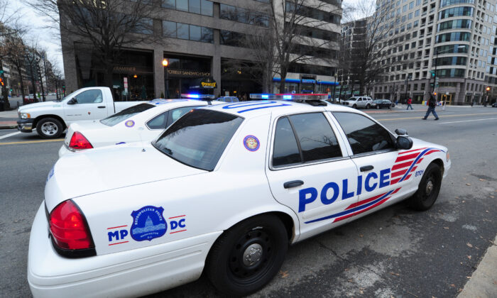 Vehículos policiales estacionados en K Street en Washington, DC, el 5 de febrero de 2012. (Karen Bleier/AFP a través de Getty Images)