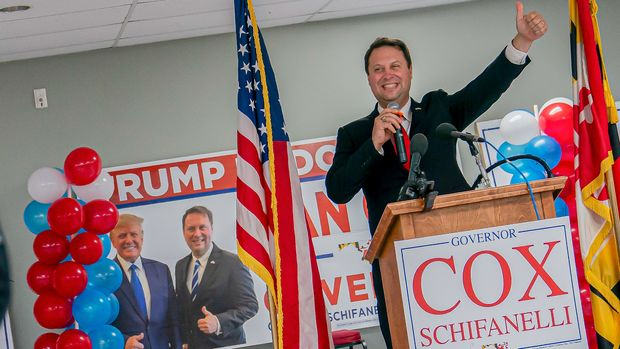 El candidato republicano a gobernador, Dan Cox, reacciona a su victoria en las primarias, en Emmitsburg, Maryland, el 19 de julio de 2022. (Nathan Howard/Getty Images)
