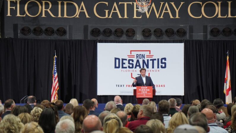 El gobernador de Florida Ron DeSantis hace campaña en el Florida Gateway College el 3 de noviembre de 2022. (Nanette Holt/The Epoch Times)
