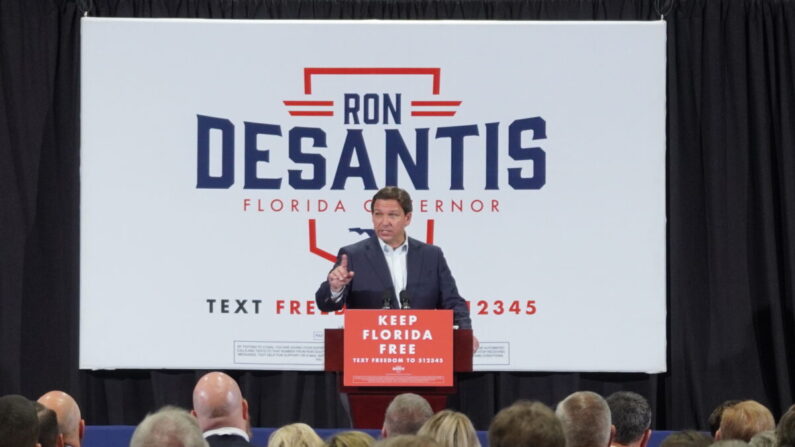 En una parada de campaña en el norte rural de Florida el 3 de noviembre de 2022, el gobernador Ron DeSantis, republicano, desprecia la ideología de izquierda, diciendo que "Florida es donde 'lo woke' va a morir." (Nanette Holt/The Epoch Times)
