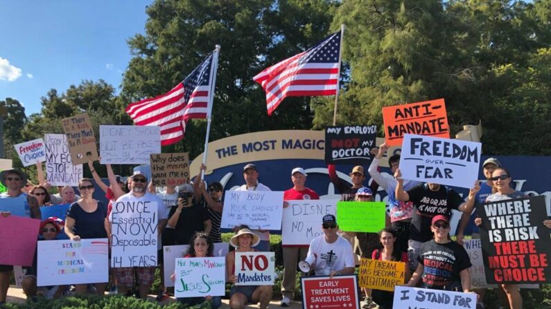 Trabajadores de Disney en Florida se reúnen frente a Walt Disney World el 26 de septiembre de 2021 para oponerse al mandato de vacunación. (Cortesía de Nick Caturano)
