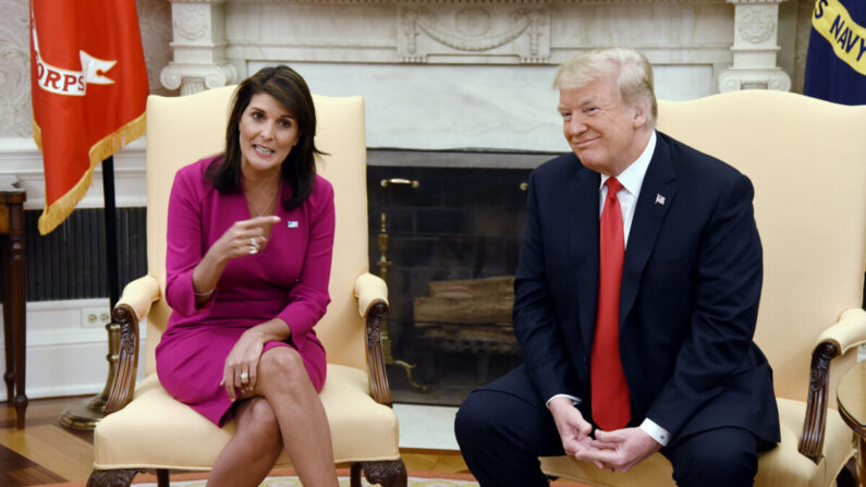 El presidente Donald Trump se reúne con Nikki Haley, embajadora de Estados Unidos ante las Naciones Unidas, en el Despacho Oval de la Casa Blanca, el 9 de octubre de 2018. (Olivier Douliery/AFP vía Getty Images)