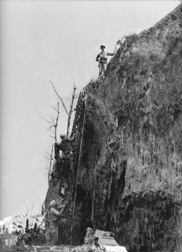 El medico Desmond Doss en la cima del acantilado de Maeda, el 4 de mayo de 1945. Ejército de EE. UU. (Dominio público)