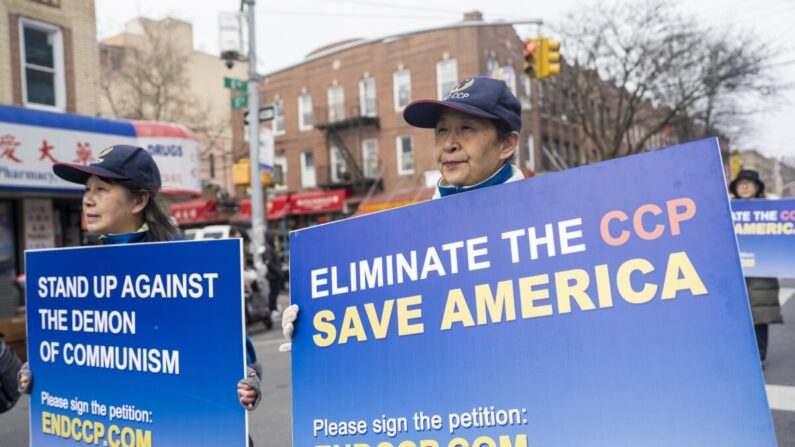 Practicantes de Falun Gong caminan en un desfile en Brooklyn, Nueva York, destacando la persecución de su fe por parte del régimen chino el 26 de febrero de 2023.(Chung I Ho/The Epoch Times)