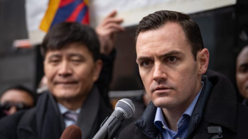 El representante Mike Gallagher (R-Wis.) habla en una rueda de prensa y una concentración frente a la Asociación America ChangLe para denunciar la represión transnacional de Beijing, en la ciudad de Nueva York, el 25 de febrero de 2023. Dentro del edificio de la asociación se encuentra una comisaría de policía china de ultramar, actualmente cerrada. (Samira Bouaou/The Epoch Times)