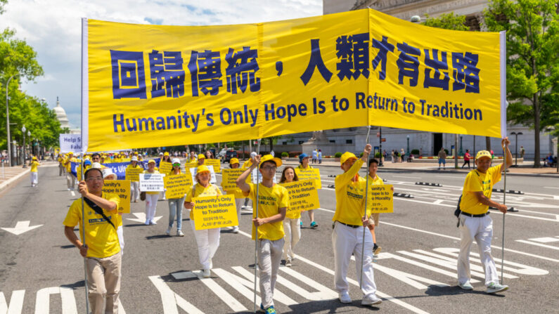 Practicantes de Falun Gong participan en un desfile conmemorativo del 20 aniversario de la persecución de Falun Gong en China, en Washington el 18 de julio de 2019. (Mark Zou/The Epoch Times)
