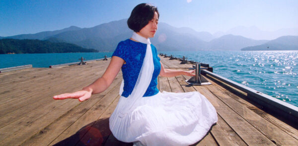 Una mujer haciendo meditación Falun Dafa. Tras un experimento con escáneres cerebrales, un grupo de meditadores veteranos fue capaz de transformar la anatomía del cerebro de forma sorprendente. (Minghui.org)