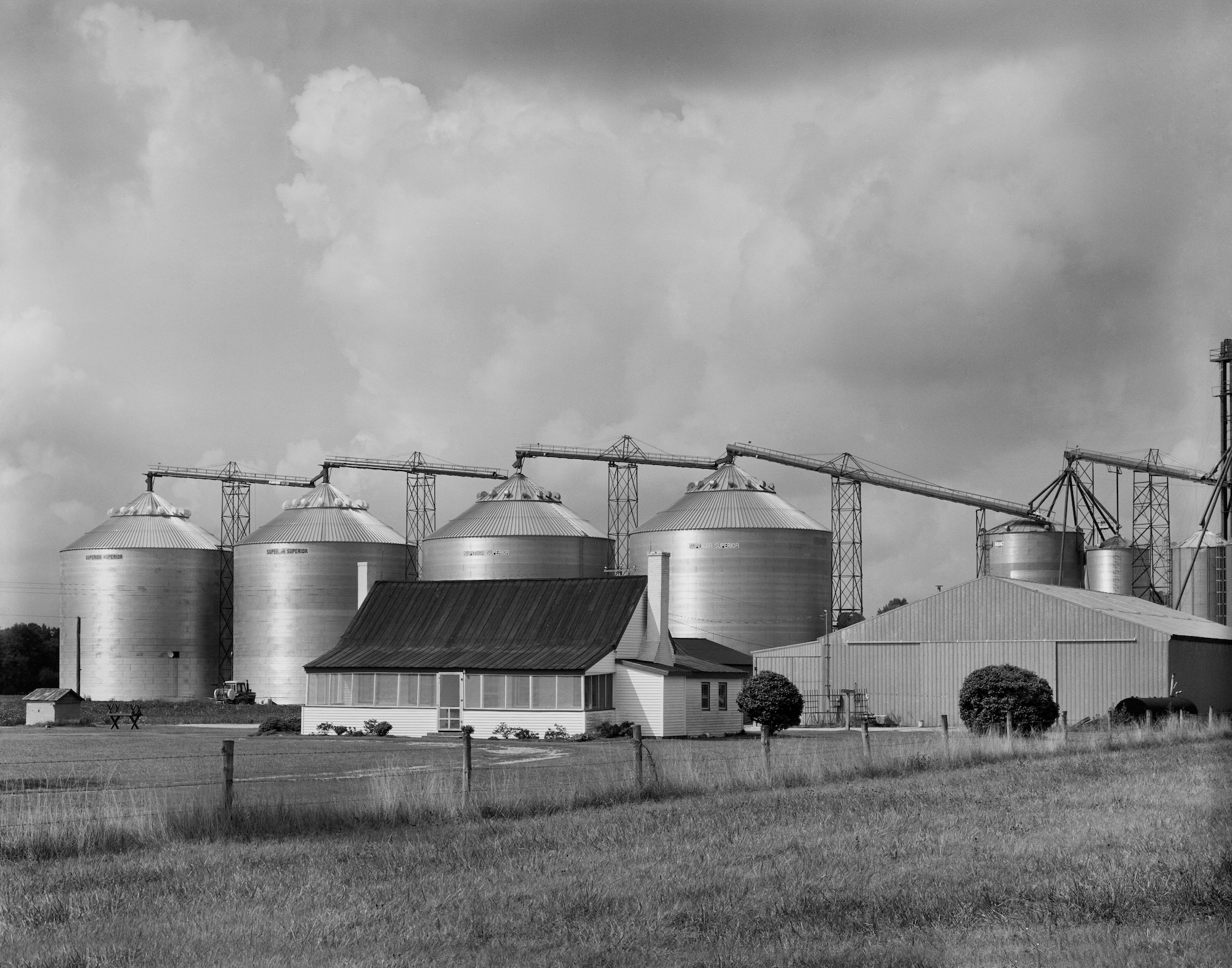 “Farmhouse & Grain Bins” en Pungo, Virginia, entre las primeras fotografías de Michael Wade tomadas en 1980. (Cortesía de Michael Wade)