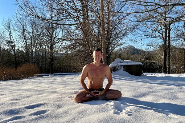 Evrard meditando en la nieve (Foto cortesía de Evrard)