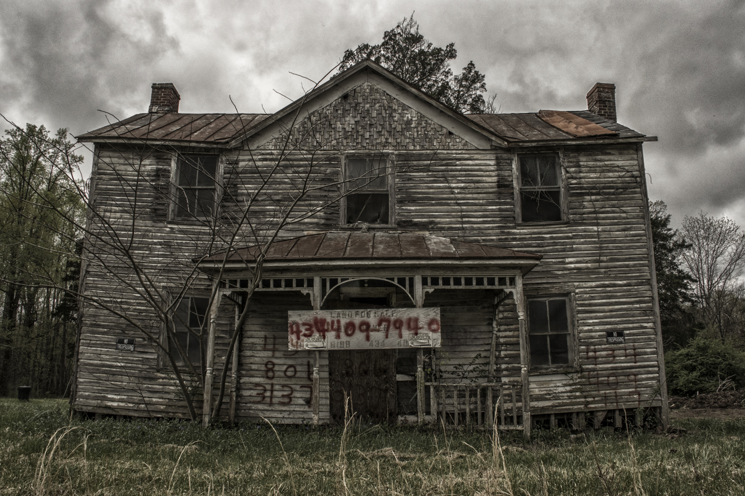 Una propiedad abandonada en venta en Somerset, Virginia, fue fotografiada en abril de 2021. (Cortesía de Michael Wade)