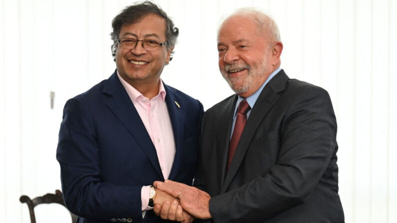 El presidente de Brasil, Luiz Inácio Lula da Silva (d), estrecha la mano de su homólogo colombiano, Gustavo Petro (i), durante una reunión bilateral en Brasilia (Brasil) el 2 de enero de 2023. (Evaristo Sa/AFP vía Getty Images)