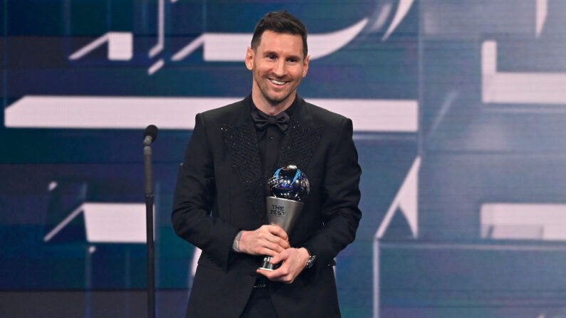 Lionel Messi posa con el premio al Mejor Pagador Masculino de la FIFA 2022 durante The Best FIFA Football Awards 2022 el 27 de febrero de 2023 en París, Francia. (Aurelien Meunier/Getty Images)