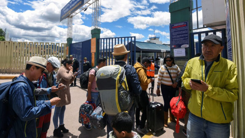 Pasajeros varados intentan ingresar al aeropuerto de la ciudad suroriental de Cusco, Perú, luego de que la aerolínea colombiana de bajo costo Viva Air cerrara abruptamente sus operaciones el 28 de febrero de 2023. (Ivan Flores/AFP vía Getty Images)