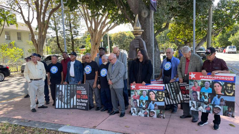 Fotografía cedida el 15 de febrero de 2023 por la Asamblea de la Resistencia Cubana donde aparecen unos expresos políticos cubanos mientras posan previo a una conferencia de prensa, en Miami, Florida (EE.UU). EFE/Asamblea de la Resistencia Cubana