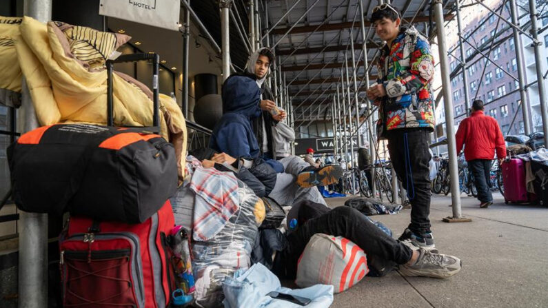 Inmigrantes venezolanos desalojados del hotel Watson acampan en la calle afuera del edificio como protesta el 30 de enero de 2023 en Nueva York (EE.UU.). EFE/Ángel Colmenares
