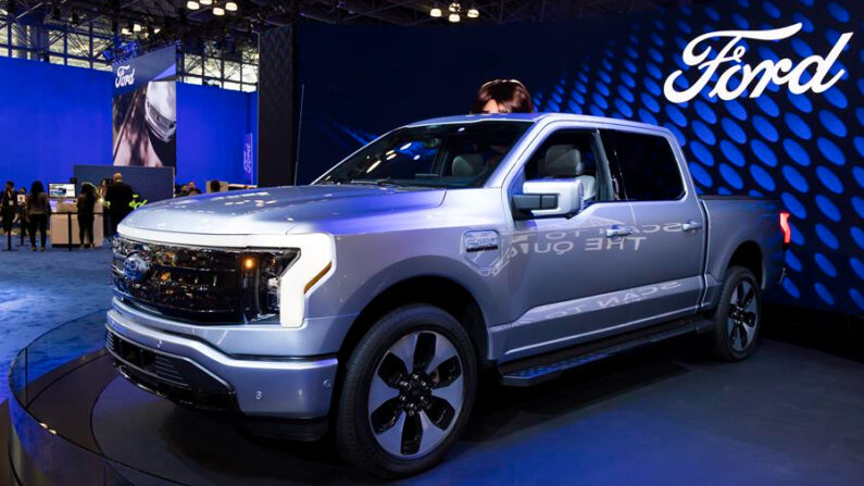 Ford anunció este viernes que tendrá que prolongar hasta la primera semana de marzo el parón en la producción en Estados Unidos de la camioneta "pickup" eléctrica F-150 Lightning y de los SUV Ford Escape y Lincoln Corsair. (EFE/EPA/Justin Lane) 