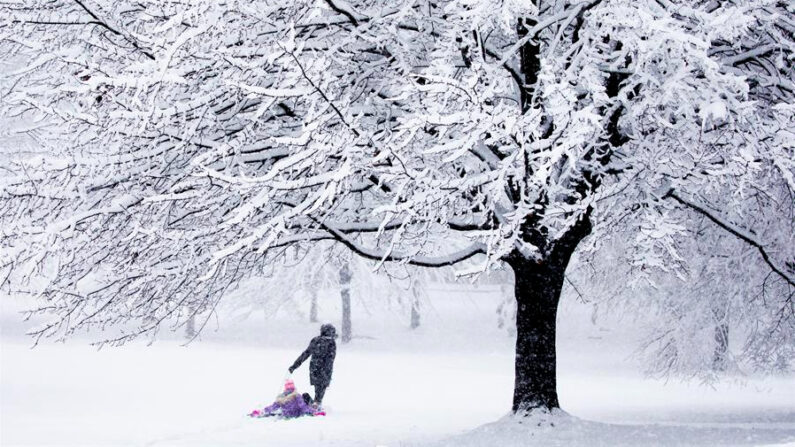 Imagen de archivo que muestra a varias personas jugando en la nieve durante una tormenta. EFE/Michael Reynolds