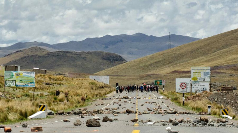 Fotografía de archivo de un bloqueo en la vía que une la localidad de Laraqueri con la ciudad de Puno (Perú). EFE/STR