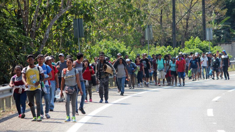 Migrantes en caravana caminan rumbo al norte desde la ciudad de Tapachula, en Chiapas (México). EFE/ Juan Manuel Blanco