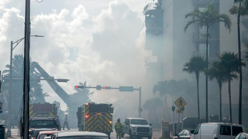 Los bomberos del condado de Miami-Dade (sureste de Florida) continúan combatiendo este miércoles el fuego que se declaró el pasado domingo en una planta de tratamiento de desechos local, que no ha dejado heridos pero aún no ha sido sofocado del todo a causa de un edificio parcialmente colapsado. EFE/EPA/Cristobal Herrera-Ulashkevich/Archivo