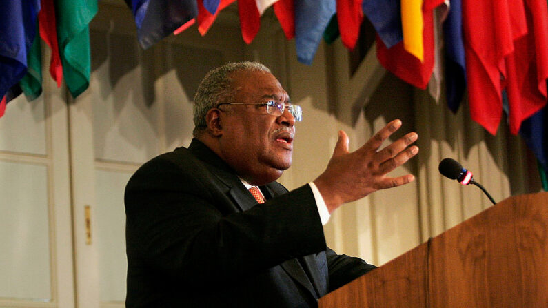 El ex primer ministro de Haití, Gerard Latortue, se dirige a una sesión protocolaria de la Organización de los Estados Americanos (OEA) el 2 de diciembre de 2005 en la sede de la OEA en Washington, DC. (Chip Somodevilla/Getty Images)
