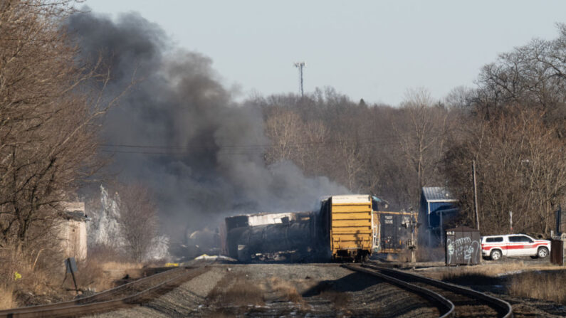 El humo se eleva desde un tren de carga descarrilado en East Palestine, Ohio (EE.UU.), el 4 de febrero de 2023. (Dustin Franz/AFP vía Getty Images)