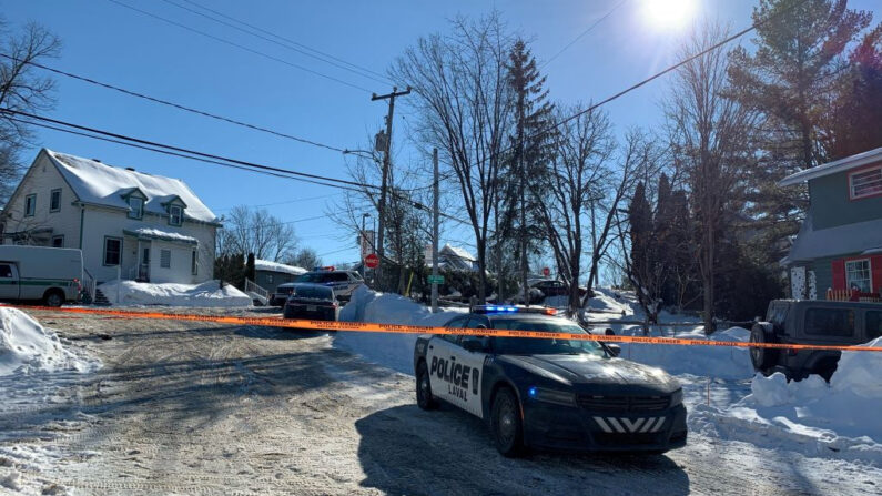 La policía asegura la escena donde un autobús urbano chocó contra una guardería el 8 de febrero de 2023 en Laval, un suburbio de Montreal (Canadá). (Anne-Sophie Thill/AFP vía Getty Images)