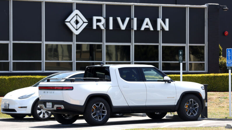 Una camioneta eléctrica Rivian se encuentra en un estacionamiento en un centro de servicio Rivian el 09 de mayo 2022 en el sur de San Francisco, California. (Justin Sullivan/Getty Images)