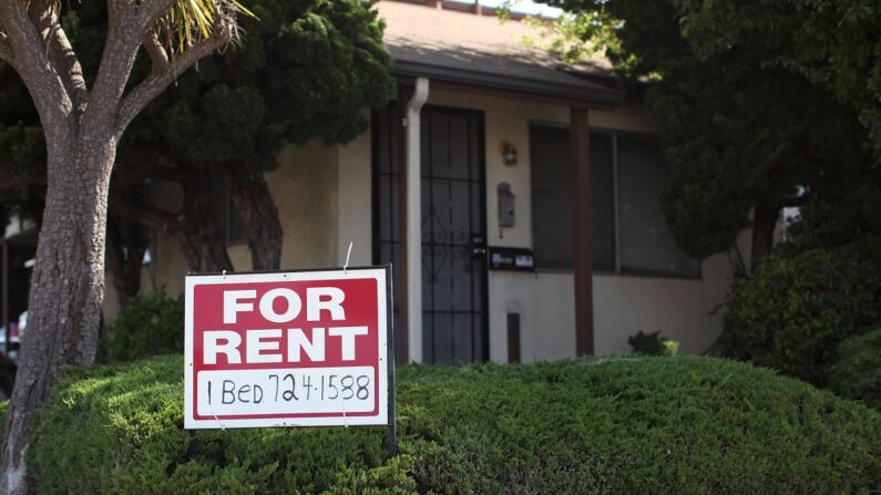 En junio de 2012, se publica un letrero de "En Renta" frente a una casa en Richmond, California. (Justin Sullivan/Getty Images)