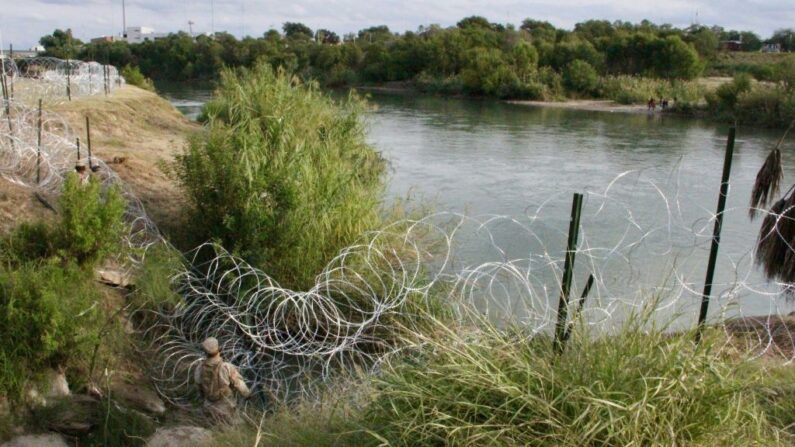 Soldados trabajan en un parque público en Laredo, Texas, en la frontera con Nuevo León, México, donde instalan alambre de púas, el 17 de noviembre de 2018. (THOMAS WATKINS/AFP vía Getty Images)