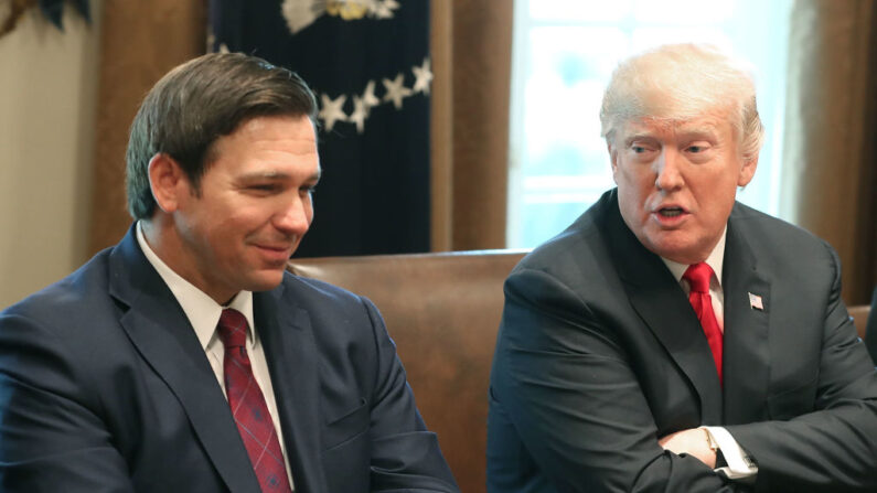 El gobernador electo de Florida, Ron DeSantis (D), se sienta junto al presidente de Estados Unidos, Donald Trump, durante una reunión con gobernadores electos en la Sala del Gabinete en la Casa Blanca el 13 de diciembre de 2018 en Washington, DC. (Mark Wilson/Getty Images)