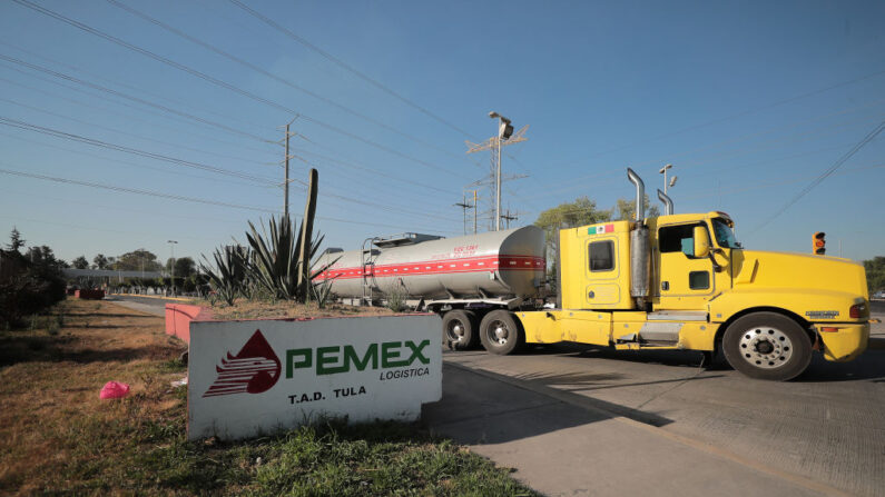 Camiones con pipas de gasolina esperan para llenar la refinería de Tula como parte de la crisis de combustible tras una explosión en un ducto de la petrolera pública mexicana Pemex el 22 de enero de 2019 en Tula, México. (Hector Vivas/Getty Images)