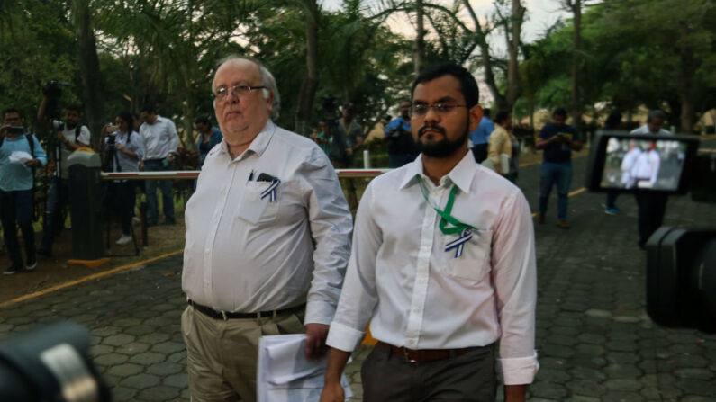 El miembro de la Alianza Cívica José Pallais (Izq.) y el líder de los estudiantes universitarios Max Jerez llegan para dirigirse a la prensa en el sexto día del "Diálogo Nacional" con el gobierno, en Managua el 06 de marzo de 2019. (MAYNOR VALENZUELA/AFP vía Getty Images)