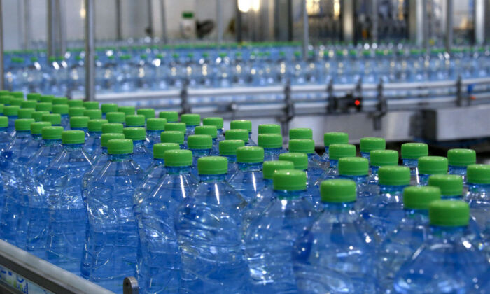 Imagen de archivo: Botellas de plástico de agua mineral se ven en una línea de montaje en la fábrica de agua mineral el 5 de febrero de 2020. (Hazem Bader/AFP vía Getty Images)