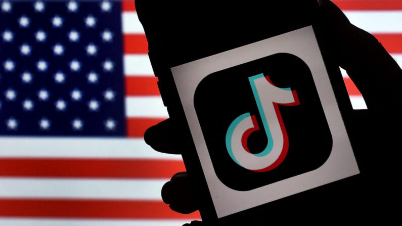 El logotipo de la aplicación de redes sociales TikTok se muestra en la pantalla de un iPhone sobre un fondo de bandera estadounidense, en Arlington, Virginia, el 3 de agosto de 2020. (Olivier Douliery/AFP vía Getty Images)