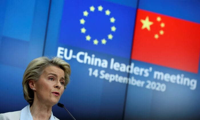 La presidenta de la Comisión Europea, Ursula von der Leyen, en una rueda de prensa tras una cumbre virtual con el líder chino Xi Jinping en Bruselas, Bélgica, el 14 de septiembre de 2020. (Yves Herman/Pool/AFP vía Getty Images)
