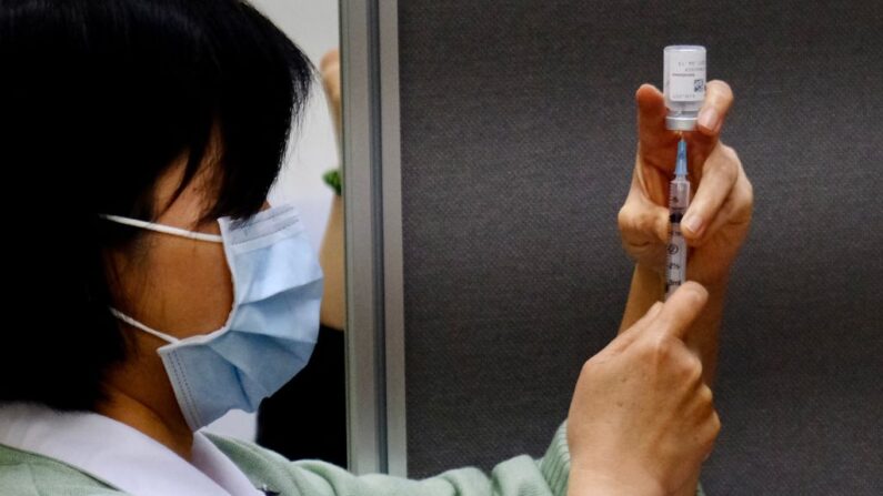 Una personal médica prepara una vacuna contra el coronavirus covid-19 en el Far Eastern Memorial Hospital de la ciudad de Nuevo Taipéi (Taiwán) el 22 de marzo de 2021. (Sam Yeh/AFP vía Getty Images)