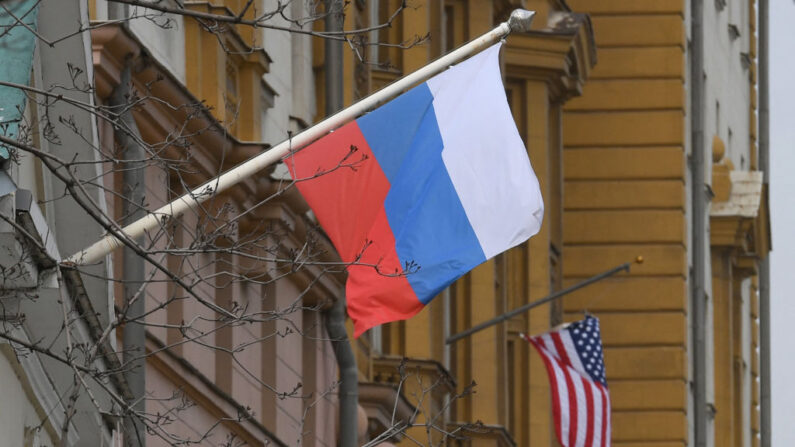 Una bandera rusa ondea junto al edificio de la embajada estadounidense en Moscú el 15 de abril de 2021. (NATALIA KOLESNIKOVA/AFP vía Getty Images)