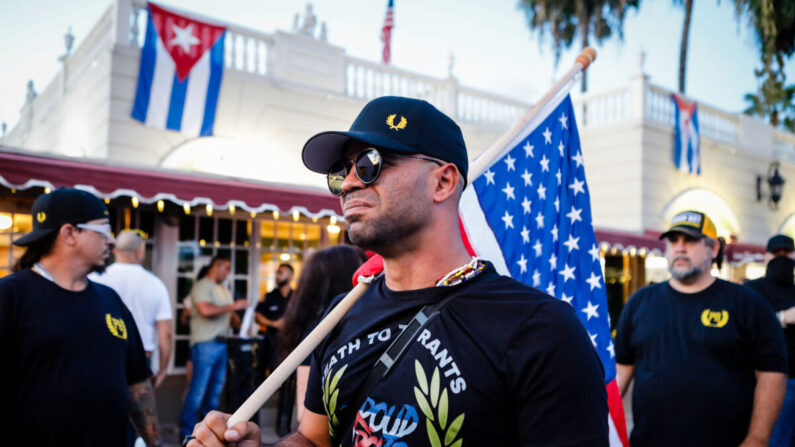 Henry "Enrique" Tarrio, entonces líder de The Proud Boys, sostiene una bandera de Estados Unidos en una protesta de apoyo a los cubanos que se manifiestan contra su gobierno, en Miami, Florida, el 16 de julio de 2021. (EVA MARIE UZCATEGUI/AFP vía Getty Images)
