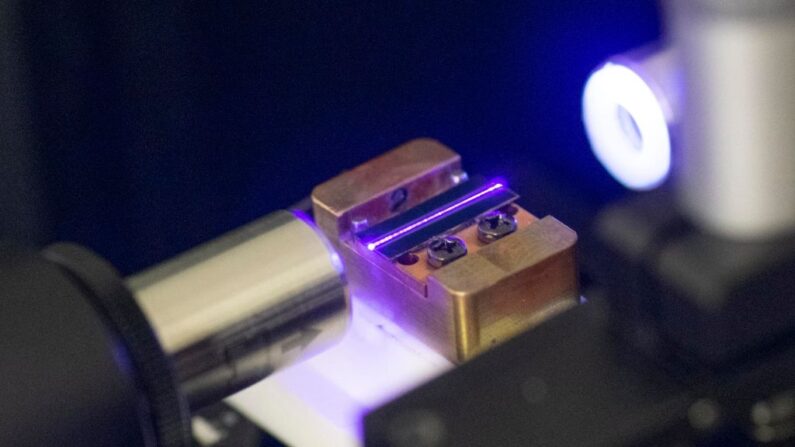 En una fotografía de archivo, se ve un láser que prueba la guía de ondas óptica de un chip para computación cuántica. (Thomas Kienzle/AFP vía Getty Images)