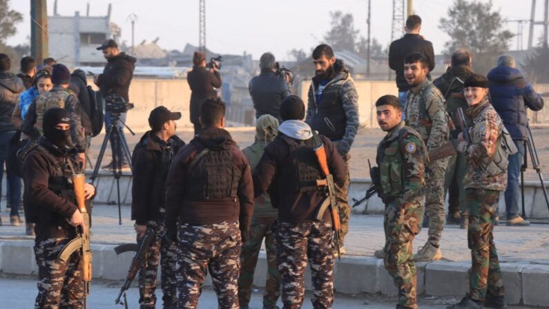 Miembros de las Fuerzas Democráticas Sirias (FDS) se despliegan en en la ciudad nororiental siria de Hasakeh, el 26 de enero de 2022. (AFP vía Getty Images)