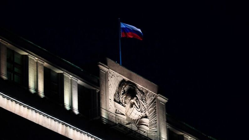 La bandera tricolor nacional rusa ondea en lo alto del edificio de la Duma Estatal, la cámara baja del Parlamento ruso, en el centro de Moscú en la tarde del 3 de marzo de 2022. (Foto de -/AFP vía Getty Images)