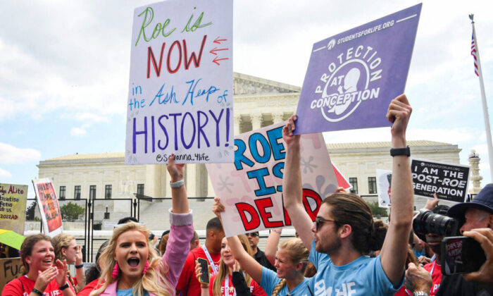 Partidarios provida celebran frente a la Corte Suprema en Washington, el 24 de junio de 2022. (Olivier Douliery/AFP a través de Getty Images)