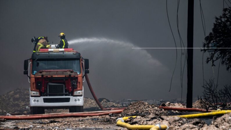 En una fotografía de archivo se ven bomberos que trabajan en el área donde se produjo el incendio masivo en Matanzas, Cuba, el 9 de agosto de 2022. (Yamil Lage/AFP vía Getty Images)