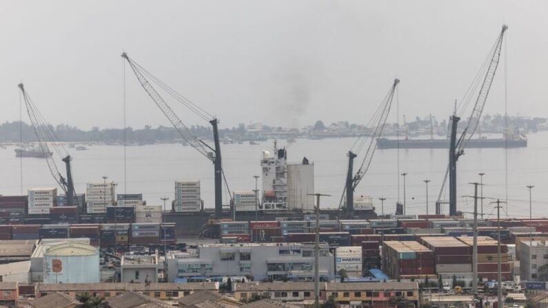 El puerto de Luanda se muestra en Luanda, Angola, el 22 de agosto de 2022. (Foto de JOHN WESSELS/AFP a través de Getty Images)