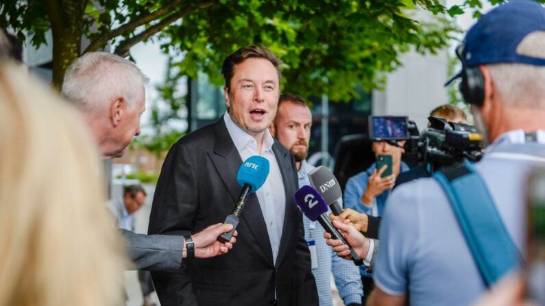 El CEO de Tesla, Elon Musk, da entrevistas cuando llega a la reunión Offshore Northern Seas 2022 (ONS), en Stavanger, Noruega, el 29 de agosto de 2022. (CARINA JOHANSEN/NTB/AFP vía Getty Images)
