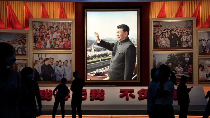 Un grupo de personas posa ante las imágenes del presidente chino Xi Jinping en el Museo del Partido Comunista de China en Beijing el 4 de septiembre de 2022. (NOEL CELIS/AFP vía Getty Images)
