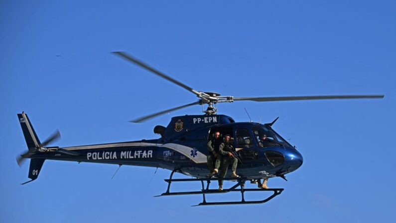 Un helicóptero de la policía militar patrulla sobre la playa de Ipanema en Río de Janeiro, Brasil, el 2 de octubre de 2022. (CARL DE SOUZA/AFP vía Getty Images) 
