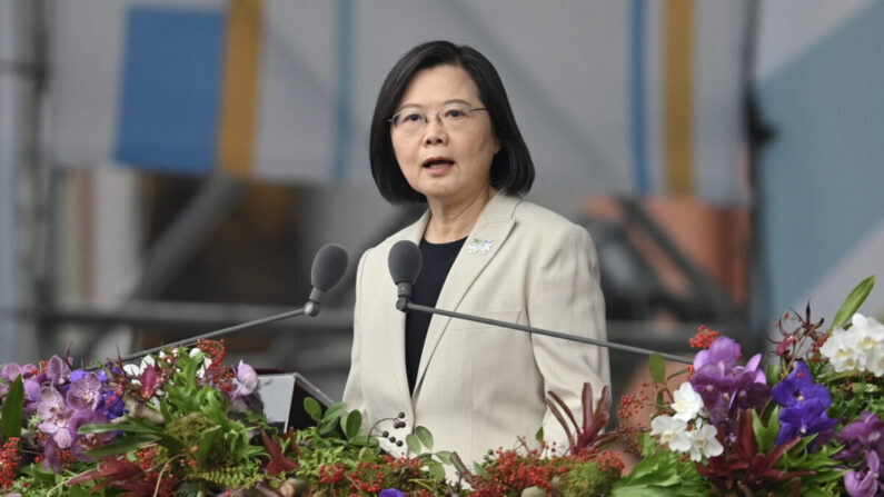 La presidenta de Taiwán, Tsai Ing-wen, habla en una ceremonia para conmemorar el Día Nacional de la isla frente a la Oficina Presidencial en Taipéi el 10 de octubre de 2022. (Sam Yeh/AFP vía Getty Images)