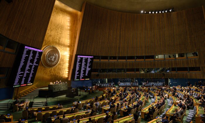 Una vista general muestra los resultados de la votación durante una reunión de la Asamblea General de la ONU en la sede de las Naciones Unidas en Nueva York el 12 de octubre de 2022. (Ed Jones/AFP vía Getty Images)